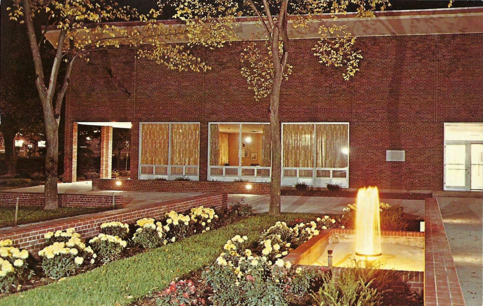 St. Norbert College, fountain • UNKNOWN YEAR
